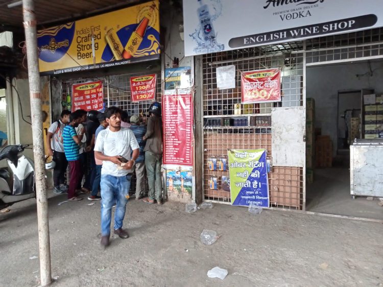 बड़ी खबर: शराब की दुकान के संचालक का ओवर रेटिंग पर कटा 75 हज़ार का चालान