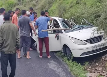 दुखद:- मौसम का कहर, नवनिर्वाचित प्रधान की कार पर गिरा बोल्डर। एक की मौत तीन घायल