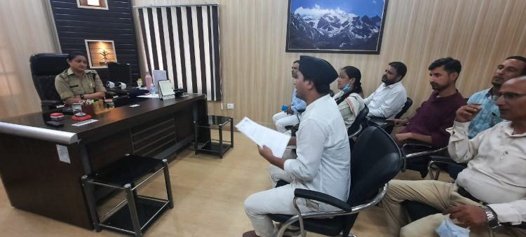 बड़ी खबर: गढ़वाली गीत ठुमका मैं अश्लीलता को लेकर यूकेडी ने की कार्यवाही की मांग। सौंपा ज्ञापन