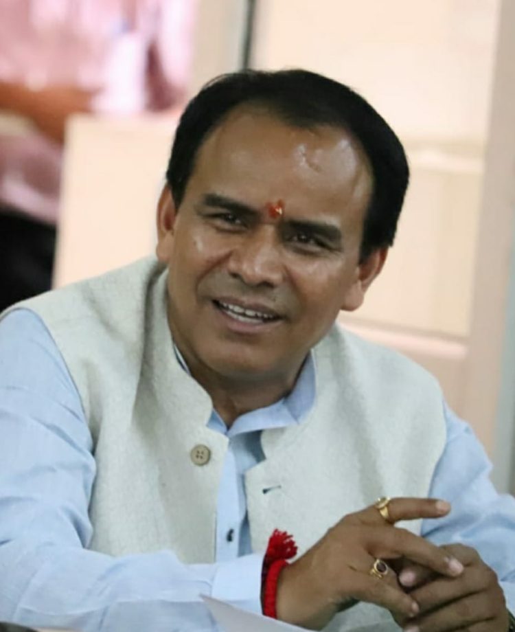 पटवारी जैसी हैसियत व पावर कैडर सचिवों को दी जाए। धन सिंह रावत