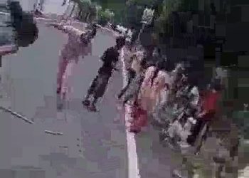 वायरल वीडियो: शहर के बीचों -बीच लड़कियों के दो गुट भिड़े आपस में जमकर हुआ हंगामा।देखिए विडियो