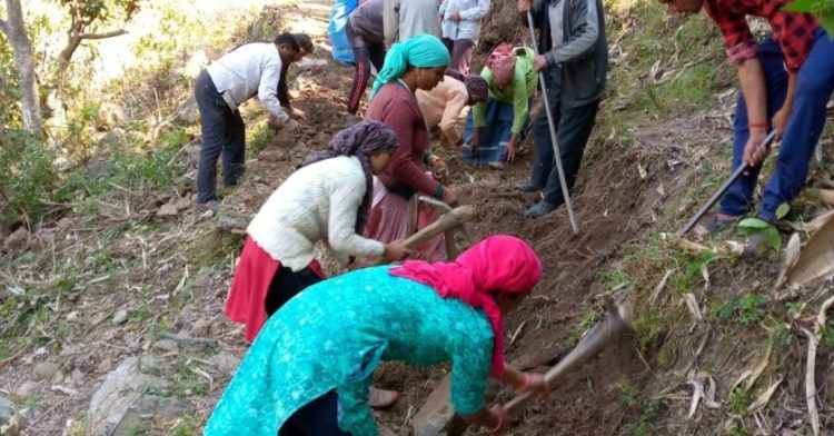 बड़ी खबर: विकास को तरसते पहाड़ वासी। सड़क ना होने के कारण पलायन को मजबूर