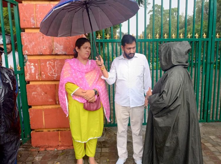 बड़ी खबर: पुलिसकर्मियों के निलंबन के खिलाफ परिजनों के समर्थन में यूकेडी