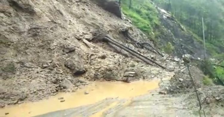 बिग न्यूज : मूसलाधार बारिश मचा रही कहर। कई सड़कें हुई बंद