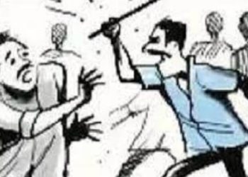 बड़ी खबर: यहां पर एई और जेई के बीच जमकर चले लाठी-डंडे। मचा हड़कंप