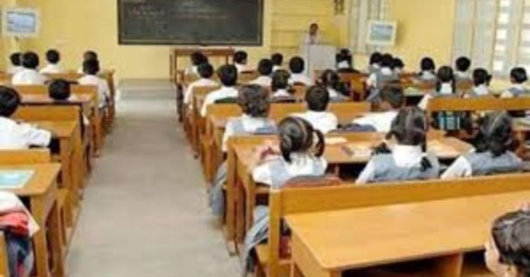 बड़ी खबर: सातवीं कक्षा के छात्र ने शिक्षका को मारा थप्पड़। शिक्षक पर रोड से किया हमला