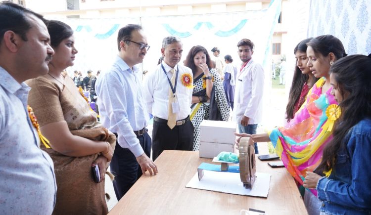 पोस्टर प्रतियोगा का प्रथम पुरस्कर अनुभव, आयुषी प्रसाद, वंदना गुंसाई व सोनिया रावत के नाम