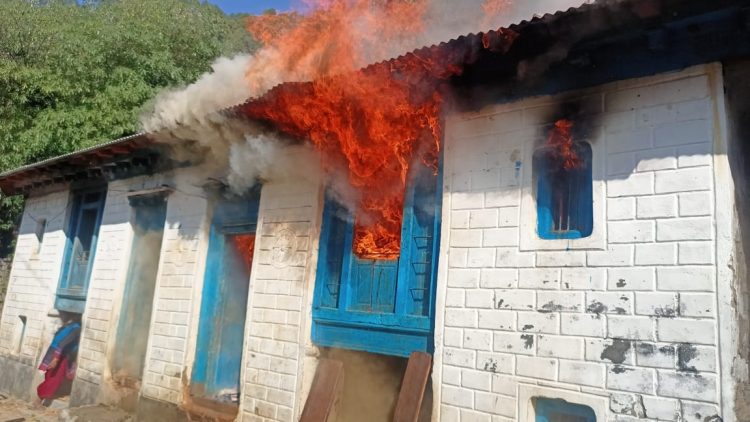 ब्रेकिंग: कपकोट ब्लॉक में बिजली शॉर्ट होने के कारण घर में लगी भयानक आग। मचा हड़कंप