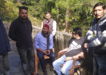 बड़ी खबर: देवाल में शराब पीकर धुत पड़ा पशुपालन का डॉक्टर। देखे वीडियो