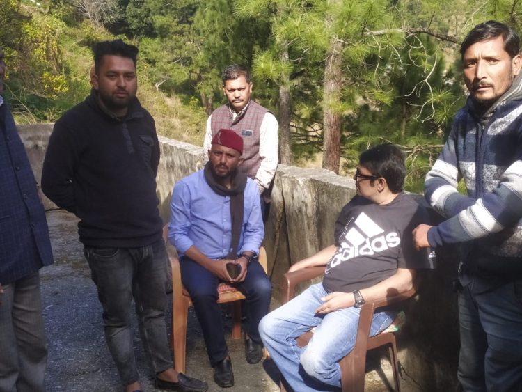 बड़ी खबर: देवाल में शराब पीकर धुत पड़ा पशुपालन का डॉक्टर। देखे वीडियो