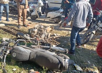हादसा: अनियंत्रित ट्रक ने सड़क किनारे कई मोटरसाइकिल सवारों को कुचला