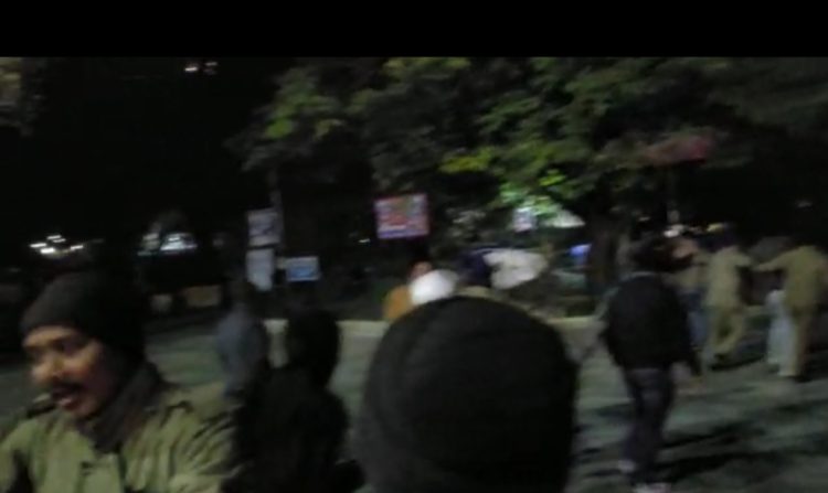 बड़ी खबर: टोल टैक्स न देने पर युवकों ने किया हंगामा। पुलिस के साथ भी की अभद्रता