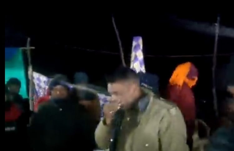 Viral video: महोत्सव में शराब के नशे में धुत पुलिस कर्मी को लेकर मची अफरातफरी। महिला से छेड़खानी करने का आरोप