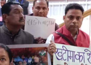 बड़ी खबर: कांग्रेस विधायकों ने विधानसभा सत्र शुरू होने से पहले दिया धरना