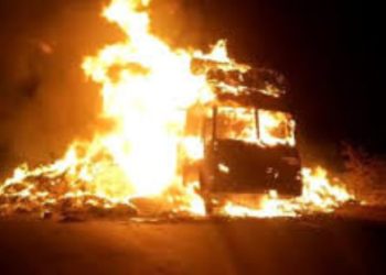 हादसा: यहां पर मिट्टी उतारने के लिए हाइड्रोलिक उठाई तो हाईटेंशन लाइन की चपेट में आया डंपर।लगी आग, चालाक की जलकर मौत