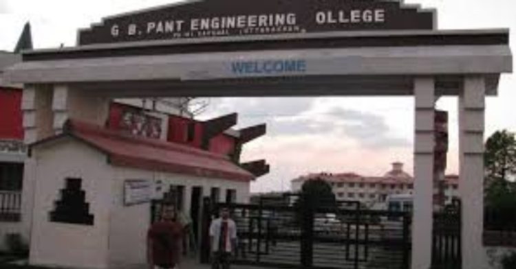 बड़ी खबर: छात्रवास में एक छात्र के कमरे के दरवाजे पर ‘सर तन से जुदा’ लिखा पोस्टर चिपका मिलने से,कॉलेज में मचा हड़कंप