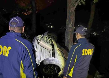 हादसा: गहरी खाई में गिरा वाहन। चार घायल