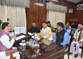 बड़ी खबर: हवाई अड्डे के विस्तारीकरण के लिए जमीन न देने के संकल्प के साथ मुख्यमंत्री से भेंट