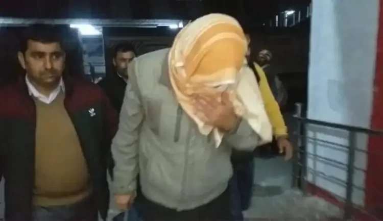 बड़ी खबर: सेल्स टैक्स अधिकारी रिश्वत लेते रंगे हाथ गिरफ्तार