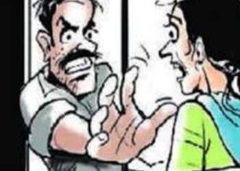 शर्मनाक: ससुर ने मांगा खाना तो बहू ने बेरहमी से कर दी पिटाई। देखिए वीडियो