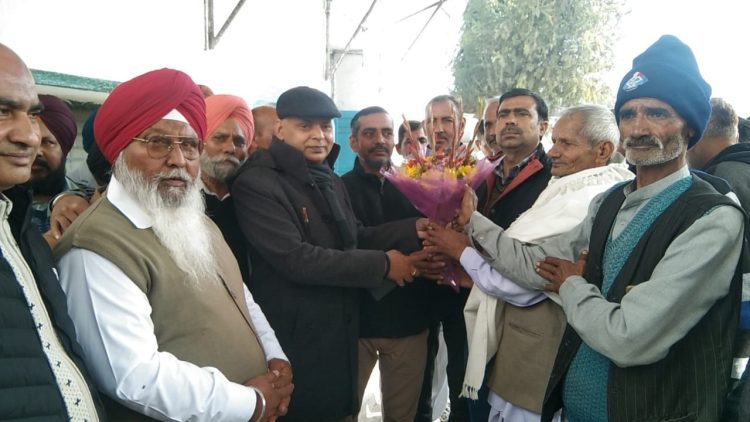 बड़ी खबर: शुगर मिल के बेहतरीन संचालन से खुश। किसानों ने अधिशासी निदेशक को किया सम्मानित