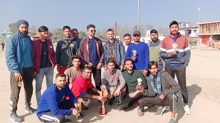 बुलावाला के खिलाड़ियों ने युवा शक्ति समिति को हराकर फाइनल में जगह बनाई