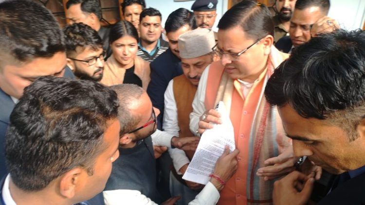 बड़ी खबर: विभिन्न में भर्ती परीक्षाओं के अभ्यर्थियों ने मुख्यमंत्री को सौंपा ज्ञापन