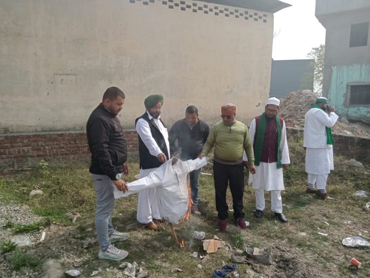 बेरोजगारों पर हुए लाठीचार्ज के विरोध में आज कांग्रेस ने किया पुतला दहन