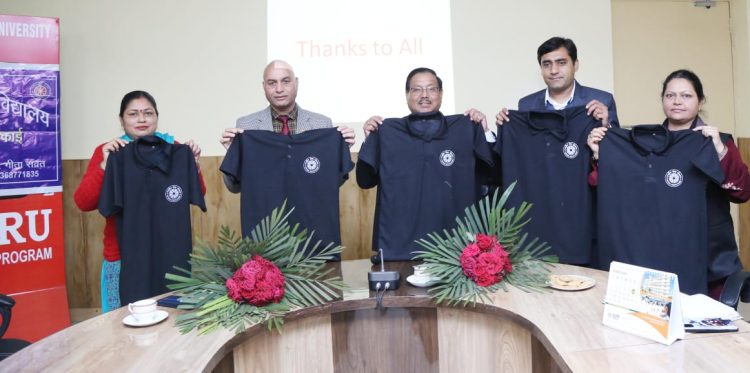 एसजीआरआर विश्वविद्यालय की एनएसएस ईकाई ने स्वंयसेवियों के लिए लाॅच की टी-शर्ट