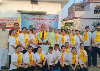 डोईवाला : योग क्रियाओं की प्रदर्शनी के साथ खेली फूलों की होली