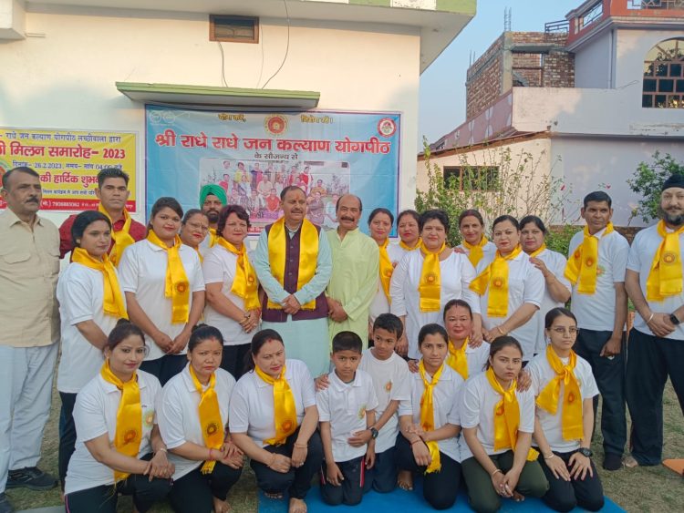 डोईवाला : योग क्रियाओं की प्रदर्शनी के साथ खेली फूलों की होली