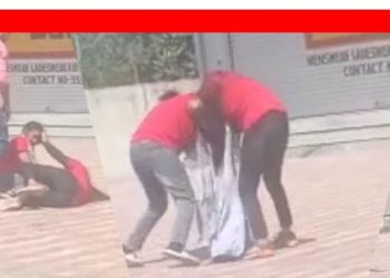 अजब-गजब: पार्क में गर्लफ्रेंड के साथ पति सेंक रहा था धूप। पत्नी ने पीटा गर्लफ्रेंड को,पति फरार