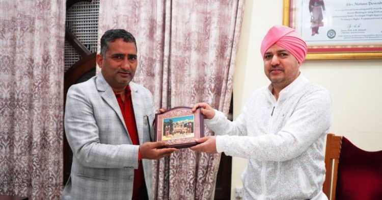 सूचना आयुक्त योगेश भट्ट ने श्री दरबार साहिब में टेका मत्था