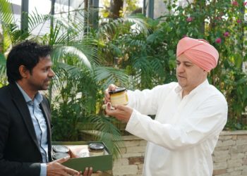 बड़ी खबर: राज्य सरकार के जैविक खेती के विशेषज्ञों ने श्री महाराज जी से की मुलाकात