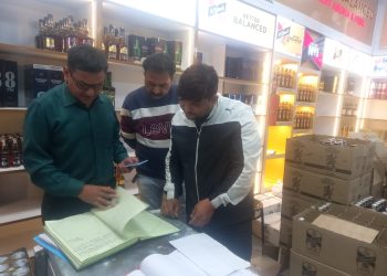 बड़ी खबर : यहां पर एसडीएम पहुंचे अंग्रेजी शराब की दुकान पर ग्राहक बनकर