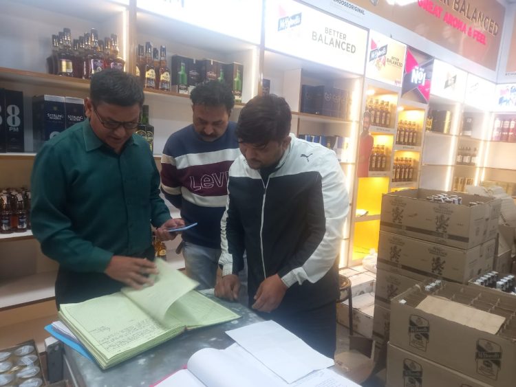 बड़ी खबर : यहां पर एसडीएम पहुंचे अंग्रेजी शराब की दुकान पर ग्राहक बनकर