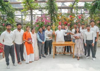 श्री दरबार साहिब में श्रीमहंत देवेन्द्र दास जी महाराज ने प्रत्येक खिलाड़ी को नकद पुरस्कार, उपहार, स्मृति चिन्ह व प्रशस्ति पत्र देकर किया सम्मानित