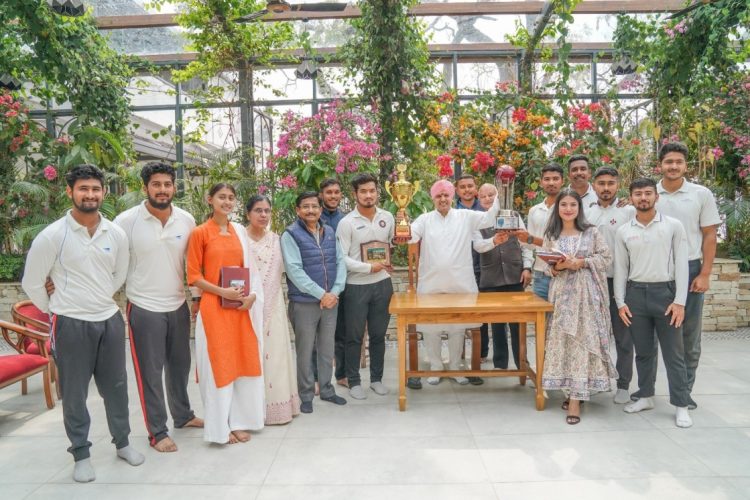 श्री दरबार साहिब में श्रीमहंत देवेन्द्र दास जी महाराज ने प्रत्येक खिलाड़ी को नकद पुरस्कार, उपहार, स्मृति चिन्ह व प्रशस्ति पत्र देकर किया सम्मानित