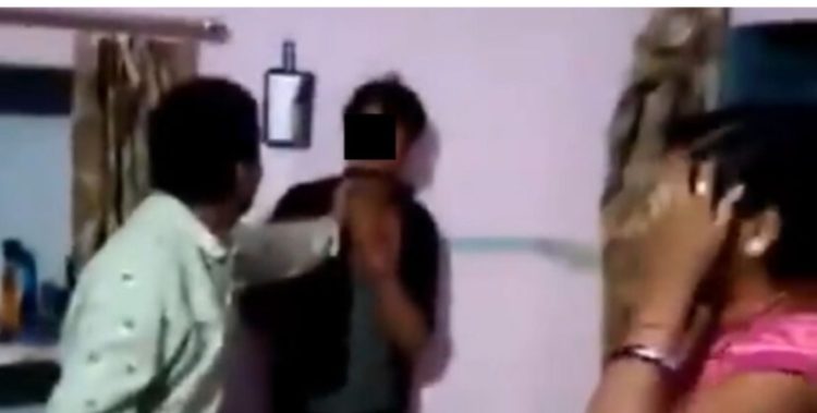 शर्मनाक: पत्नी ने पति की गैरमौजूदगी में मिलने बुलाया प्रेमी। पति के आने पर प्रेमी को बना दिया चोर