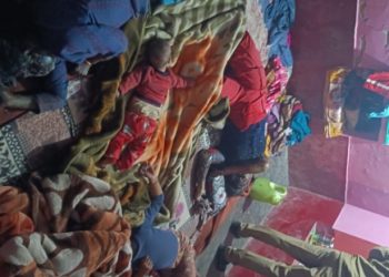 दुखद: कमरे में बंद मिले मां और तीन बच्चों का शव