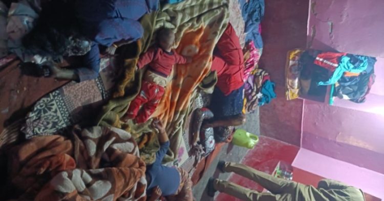 दुखद: कमरे में बंद मिले मां और तीन बच्चों का शव