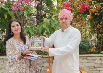 श्री महाराज जी ने दिव्या नेगी को 51 हज़ार रुपये की धनराशि देकर किया सम्मानित