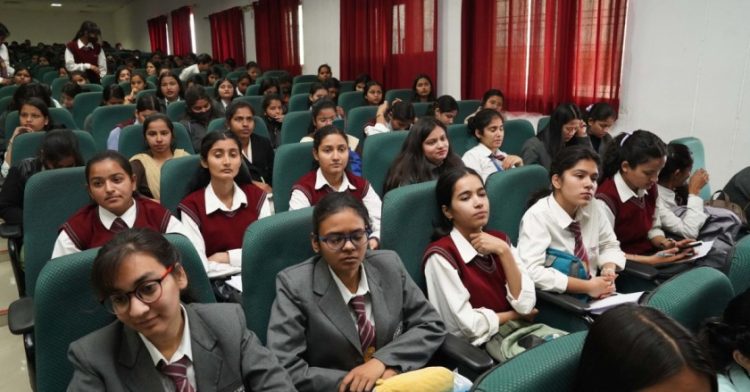 Job update: एसजीआरआर विश्वविद्यालय के जॉब उत्सव में नौकरी पाकर खिले छात्र-छात्राओं के चेहरे