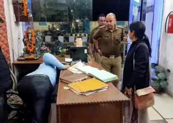 शर्मनाक: पत्नी एक होटल में प्रेमी संग मिली।पति ने रंगे हाथ पकड़ा