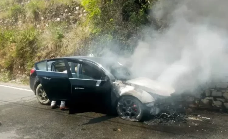 बिग ब्रेकिंग: शेवरले क्रूज कार में चलते-चलते लगी आग।पुलिस ने बचाई पर्यटकों की जान
