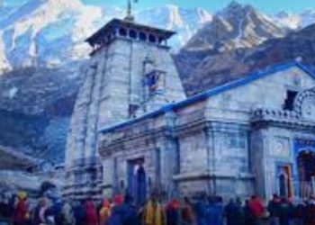 बड़ी खबर: केदारनाथ में जमकर बर्फबारी धाम जाने का रास्ता बाधित