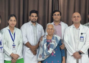 कैंसर के इलाज के लिए कोई आयु सीमा नहीं: 87 वर्षीय महिला ने सभी बाधाओं को दूर किया”