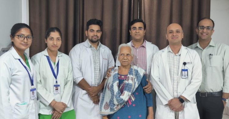 कैंसर के इलाज के लिए कोई आयु सीमा नहीं: 87 वर्षीय महिला ने सभी बाधाओं को दूर किया”