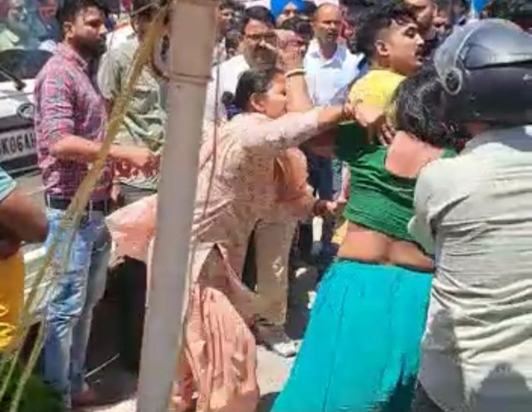 बड़ी खबर: जिला कोर्ट के बाहर दो समुदाय में हुई मारपीट। वीडियो वायरल