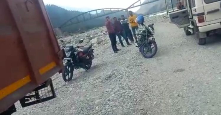 बड़ी खबर  : खनन माफिया पर मेहरबान एसडीएम और उनके मातहत। शिकायत कर्ता प्रधान को किया ब्लाक